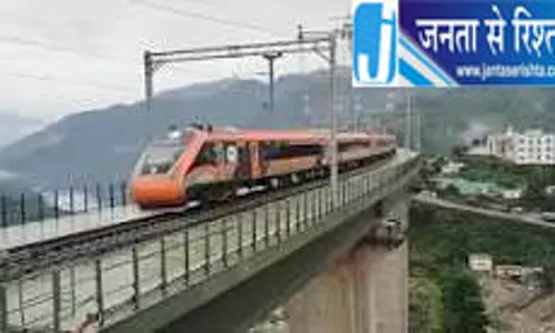 J-K: कटरा-बनिहाल रूट पर चिनाब ब्रिज से 100 km/h की स्पीड में निकली वंदे भारत J-K: कटरा-बनिहाल रूट पर चिनाब ब्रिज से 100 km/h की स्पीड में निकली वंदे भारत