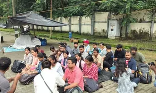 परीक्षाएं रद्द होने के कारण नौकरी से बेदखल कर्मी मंत्रालय से हटाए गए, अब धरने पर बैठे