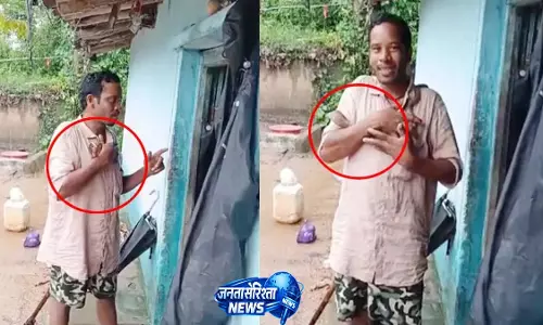 नशे में कोबरा को गले में लपेटकर गांव में घूमता रहा ग्रामीण नशे में कोबरा को गले में लपेटकर गांव में घूमता रहा ग्रामीण