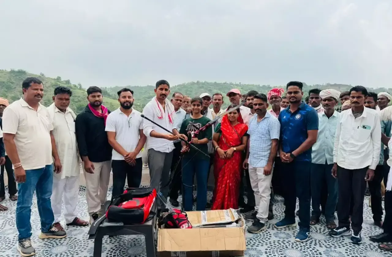 Dungarpur: तीरंदाज दिव्यांशी की मदद को आगे आए सांसद रोत, सीएसआर से मिला अत्याधुनिक धनुष
