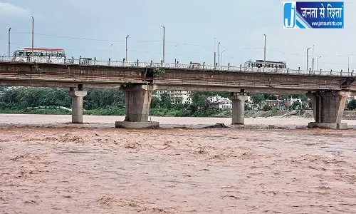 Jammu में भारी बारिश से भूस्खलन; तवी नदी उफान पर Jammu में भारी बारिश से भूस्खलन; तवी नदी उफान पर