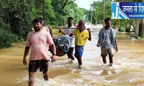 Bari बीमार महिला को झोली में लेकर पहुंचे अस्पताल