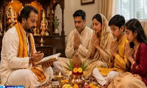 पड़ोसी के पूजा निमंत्रण में खाली हाथ न जाएं ये चीजें लेकर पाएं शुभता