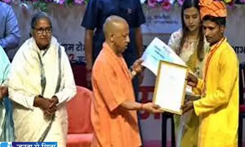 UP संस्कृत बोर्ड टॉपर पर गिरी गाज योगी से मिला सम्मान भी होगा वापस