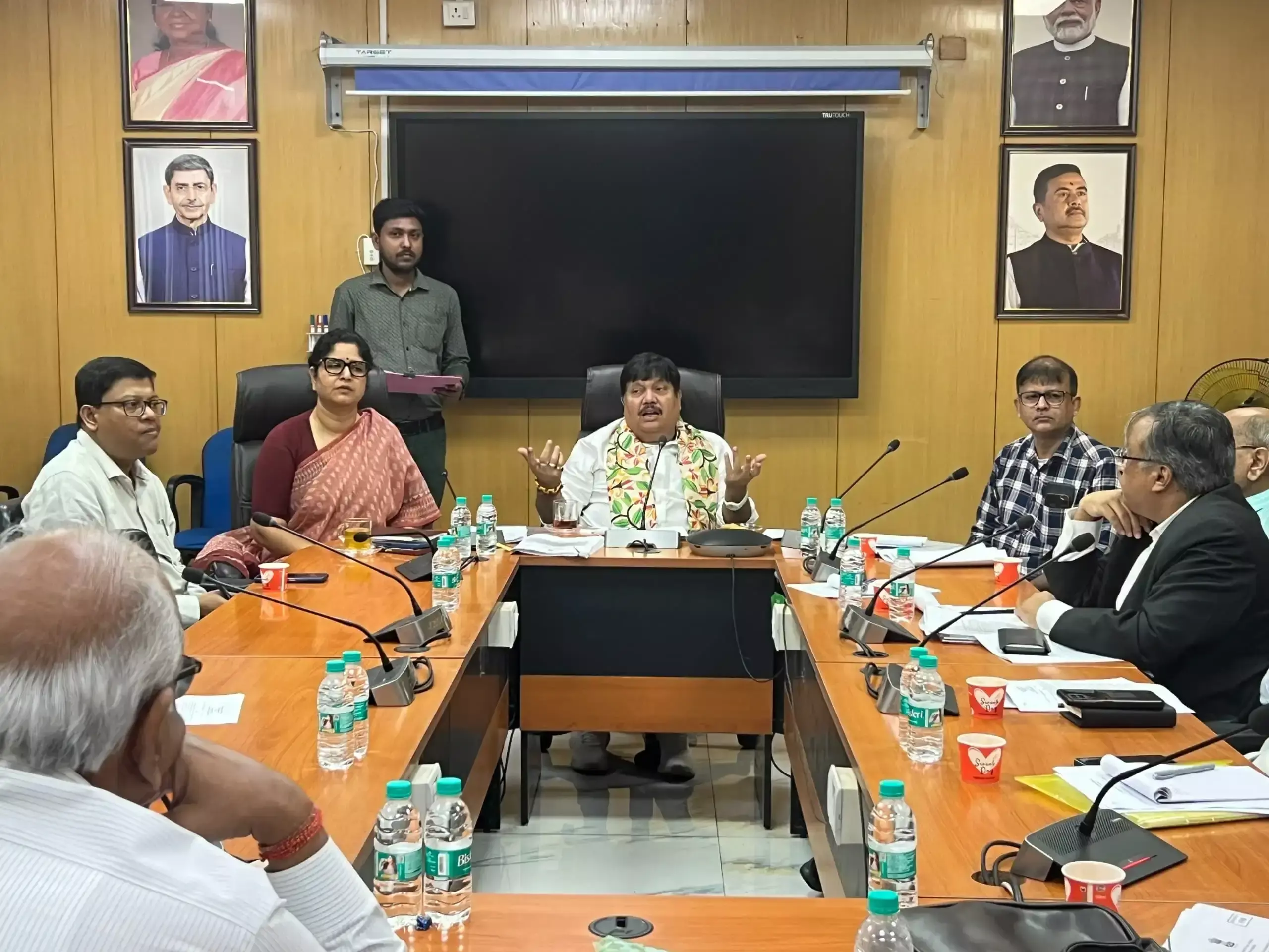 Kolkata: श्रम मंत्री अर्जुन सिंह ने चाय उद्योग की समस्याओं पर की चर्चा, श्रमिक हितों पर जोर
