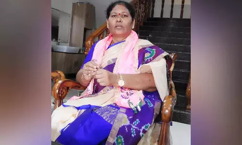 Telangana: सुगुनक्का ने विकास में बाधा को लेकर कोवा लक्ष्मी की आलोचना की