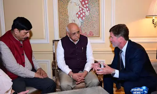 गुजरात CM पटेल ने वॉलमार्ट VP से की मुलाकात गुजरात CM पटेल ने वॉलमार्ट VP से की मुलाकात