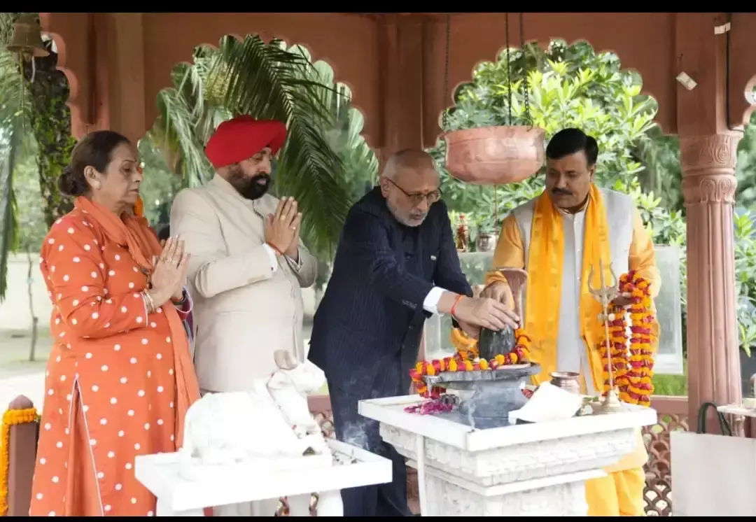 Dehradun: उपराष्ट्रपति सी.पी. राधाकृष्णन ने मंदिर में पूजा कर की देश की समृद्धि की कामना