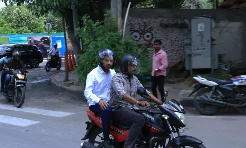 सज्जनार ने बाइक पर KBR पार्क के ट्रैफ़िक का निरीक्षण किया