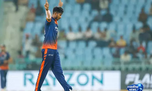 दोनों हाथों से स्पिन करने वाले विजय यादव UP T20 लीग में धूम मचा रहे