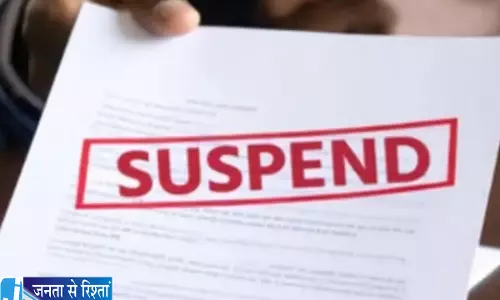 स्कूल में मिलीं शराब की बोतलें जांच के बाद प्रधानाचार्य पर एक्शन