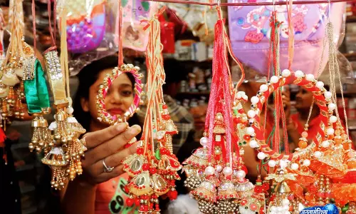 यूपी के छात्रों ने डाक के ज़रिए प्रधानमंत्री, राष्ट्रपति और सुरक्षा बलों को राखियां और संदेश भेजे