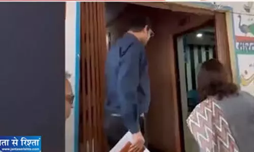 फर्रुखाबाद कलेक्टर की सादगी दिव्यांग बच्चों संग बिताया खास पल फर्रुखाबाद कलेक्टर की सादगी दिव्यांग बच्चों संग बिताया खास पल