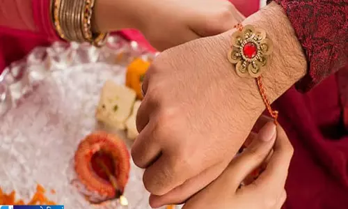 भाई की कलाई पर राखी बांधने का सही समय पंचांग में बताया गया मुहूर्त