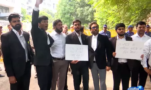 BCI दफ्तर के बाहर वकीलों का प्रदर्शन, पढ़ें मामला BCI दफ्तर के बाहर वकीलों का प्रदर्शन, पढ़ें मामला