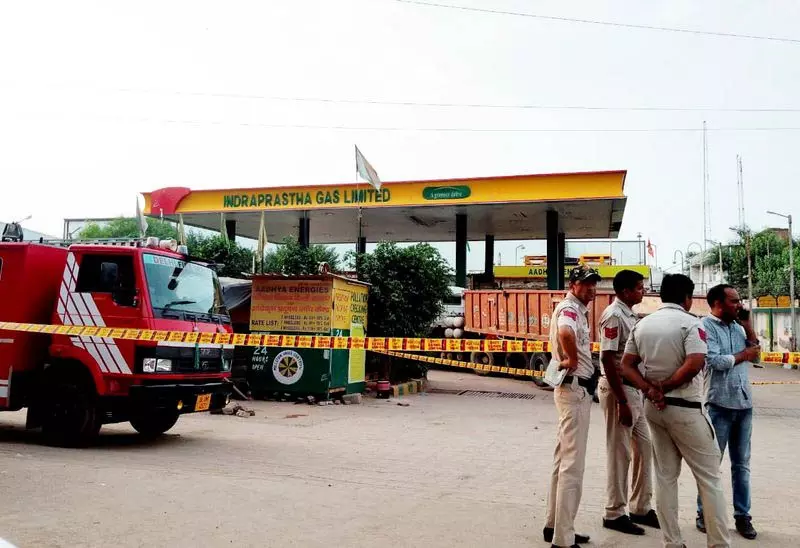 Delhi CNG स्टेशन पर सिलेंडर ब्लास्ट में 3 की मौत Delhi CNG स्टेशन पर सिलेंडर ब्लास्ट में 3 की मौत