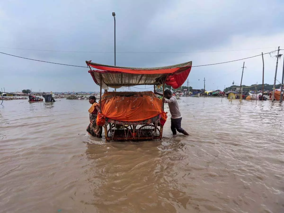 गंगा-यमुना के बढ़ते जलस्तर से संगम क्षेत्र में बदला नजारा, बड़े हनुमान मंदिर तक पहुंचा पानी गंगा-यमुना के बढ़ते जलस्तर से संगम क्षेत्र में बदला नजारा, बड़े हनुमान मंदिर तक पहुंचा पानी