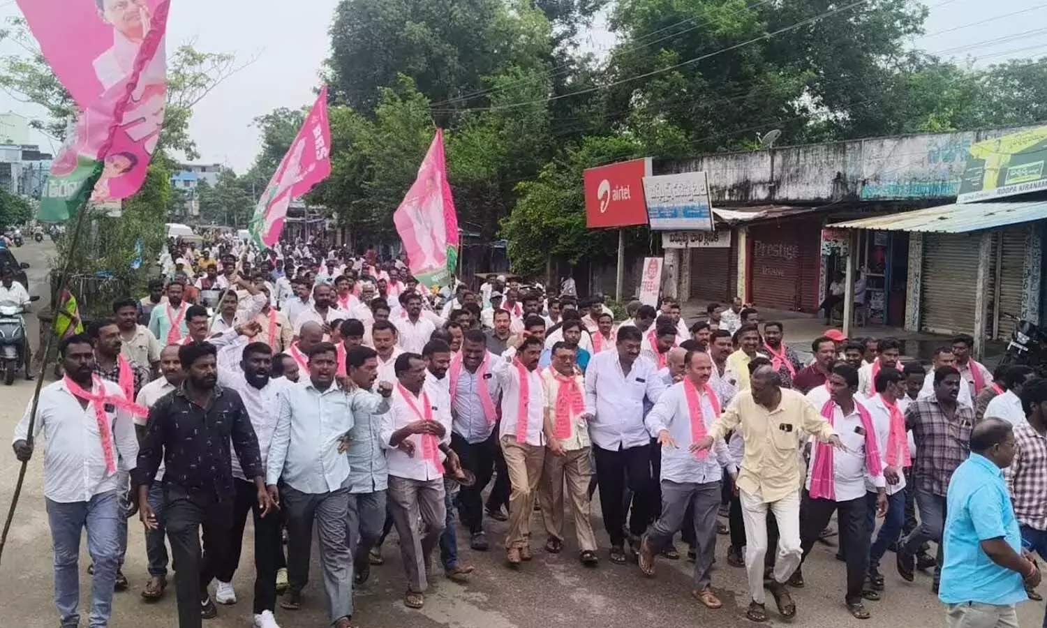 पेद्दी सुदर्शन रेड्डी की मूर्ति हटाए जाने के विरोध में नरसमपेट बंद रहा पेद्दी सुदर्शन रेड्डी की मूर्ति हटाए जाने के विरोध में नरसमपेट बंद रहा