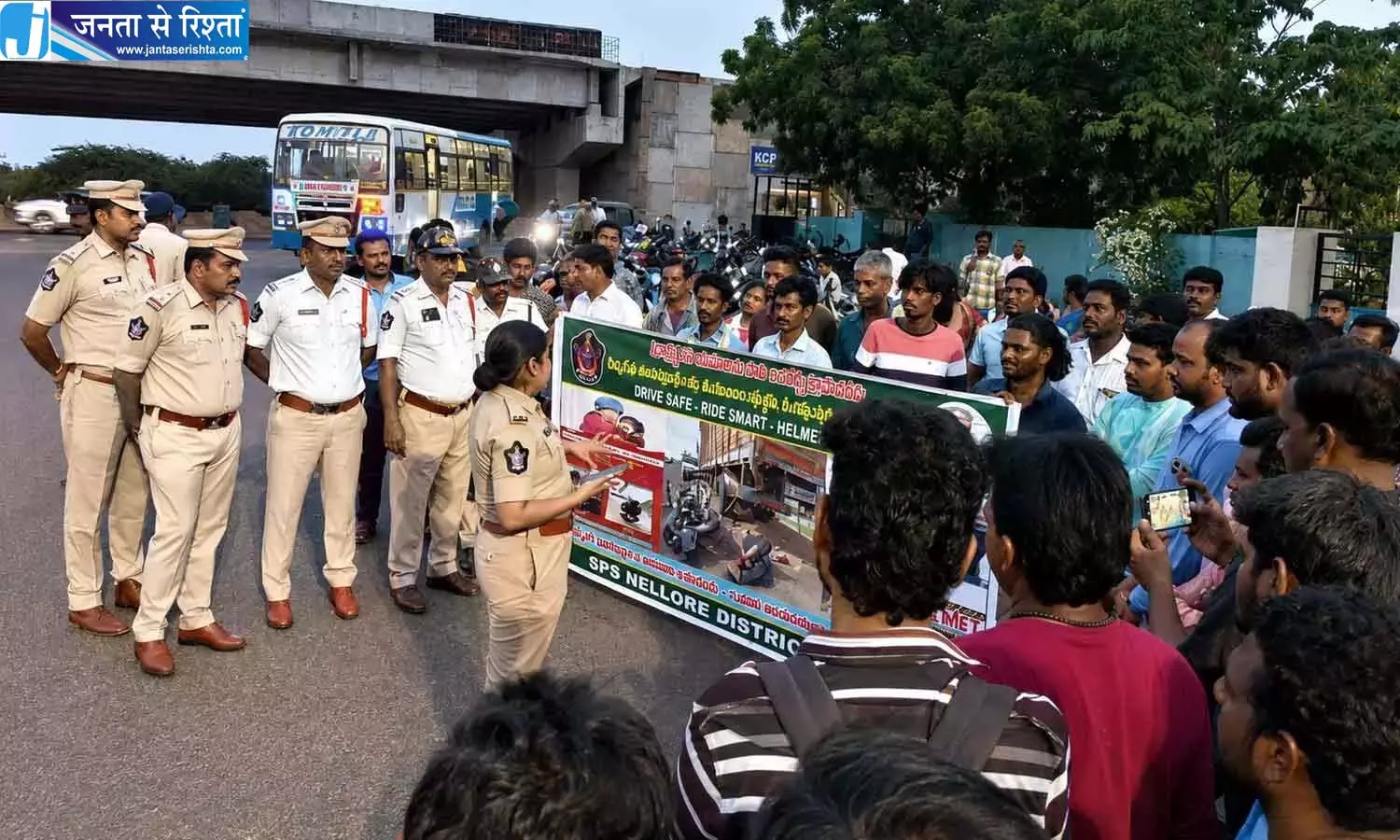 Andhra: हेलमेट जागरूकता अभियान चलाया गया Andhra: हेलमेट जागरूकता अभियान चलाया गया