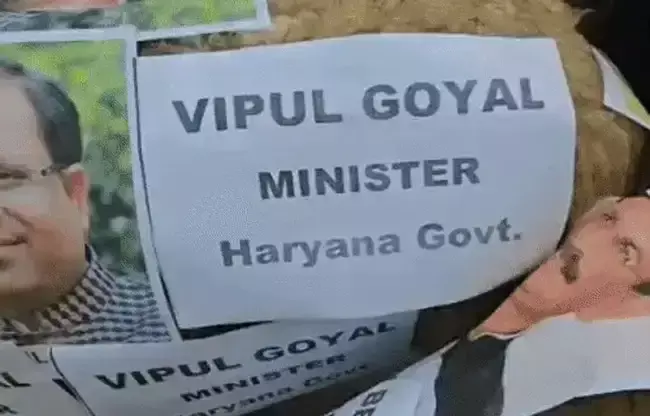 Sonipat: अनोखे अंदाज में प्रदर्शन, भेड़ों पर लगाए मंत्रियों के पोस्टर और निकाली बारात Sonipat: अनोखे अंदाज में प्रदर्शन, भेड़ों पर लगाए मंत्रियों के पोस्टर और निकाली बारात