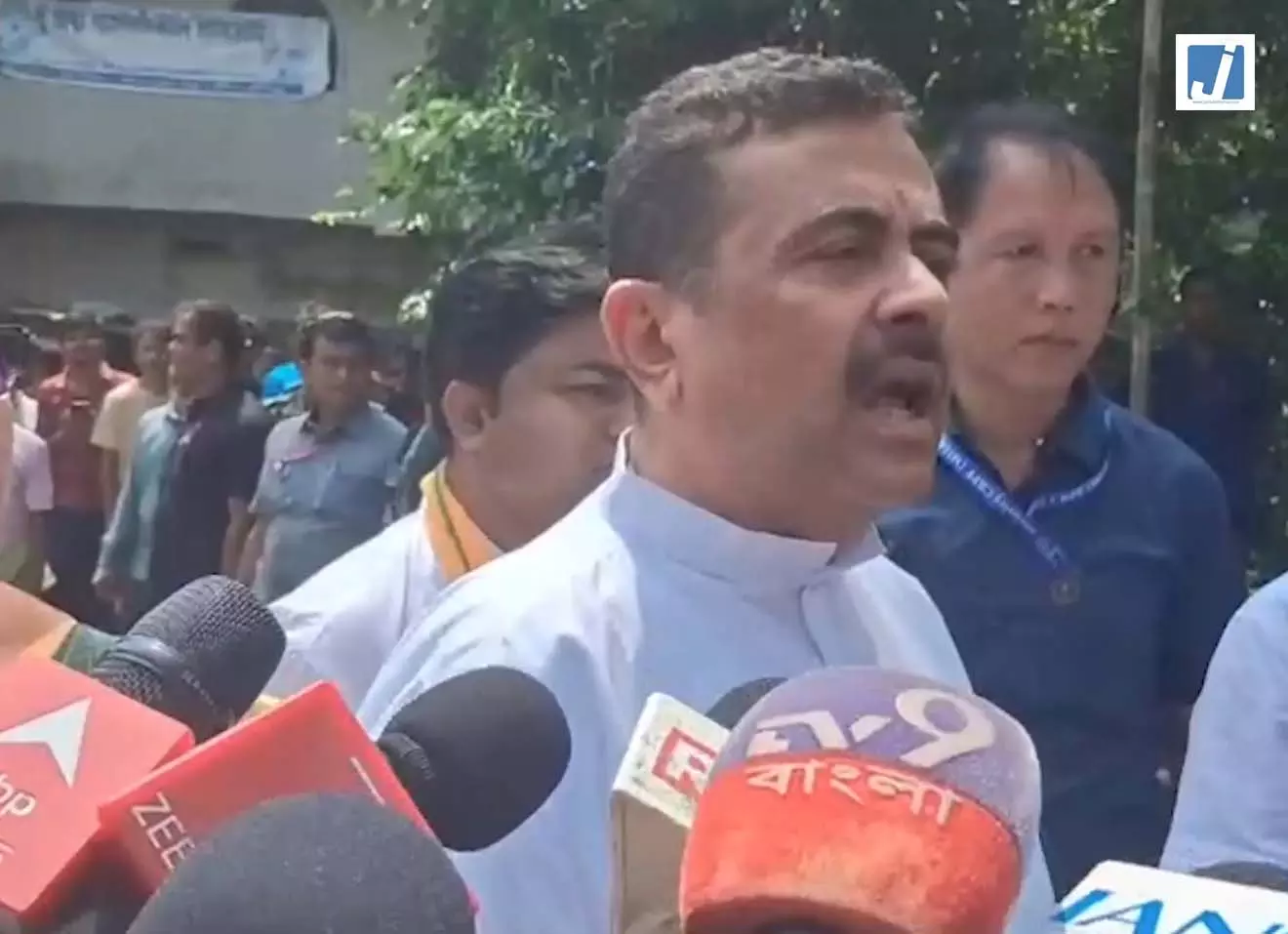 जमीन नहीं, आसमान से लिया जायजा! पूरे इलाके का सीएम ने किया एरियल सर्वे जमीन नहीं, आसमान से लिया जायजा! पूरे इलाके का सीएम ने किया एरियल सर्वे
