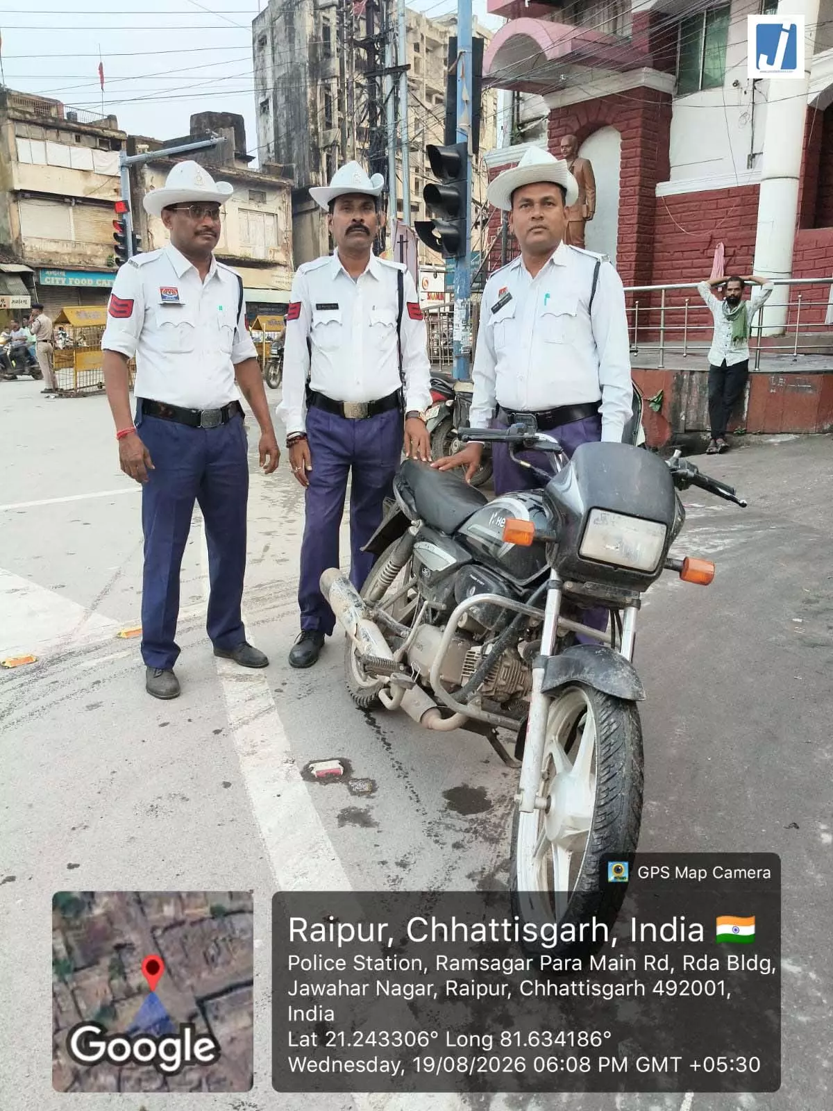 वाहन चेकिंग के दौरान यातायात पुलिस ने चोरी की मोटरसाइकिल की बरामद, चालक मौके से फरार वाहन चेकिंग के दौरान यातायात पुलिस ने चोरी की मोटरसाइकिल की बरामद, चालक मौके से फरार