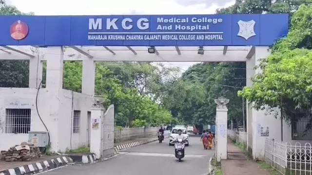 पेट से बाहर निकली आंत के साथ 1.5 किलोमीटर तक दौड़ा बच्चा पेट से बाहर निकली आंत के साथ 1.5 किलोमीटर तक दौड़ा बच्चा
