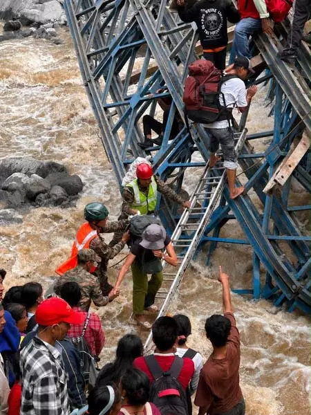 धारचूला : पुल क्षतिग्रस्त होने पर सेना ने संभाला मोर्चा, 300 लोगों को सुरक्षित निकाला धारचूला : पुल क्षतिग्रस्त होने पर सेना ने संभाला मोर्चा, 300 लोगों को सुरक्षित निकाला
