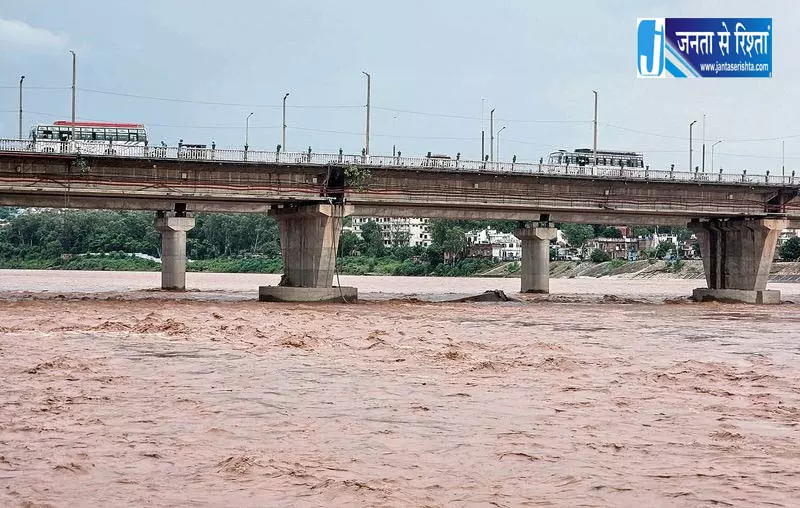 Jammu में भारी बारिश से भूस्खलन; तवी नदी उफान पर Jammu में भारी बारिश से भूस्खलन; तवी नदी उफान पर