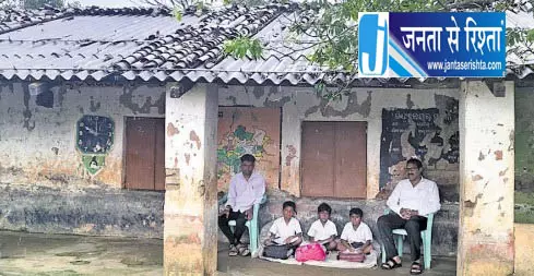 Bhabanipatana जर्जर स्कूल भवन से डरे छात्र, पढ़ाई पर असर Bhabanipatana जर्जर स्कूल भवन से डरे छात्र, पढ़ाई पर असर