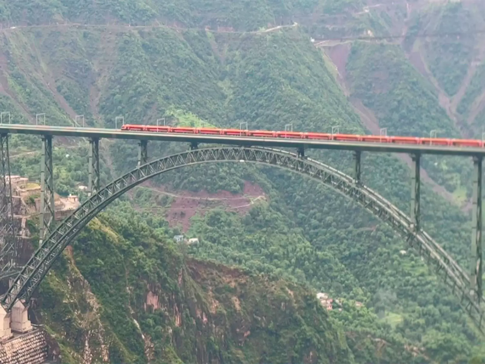 कटरा-बनिहाल रेल मार्ग पर बढ़ेगी ट्रेन की रफ्तार कटरा-बनिहाल रेल मार्ग पर बढ़ेगी ट्रेन की रफ्तार