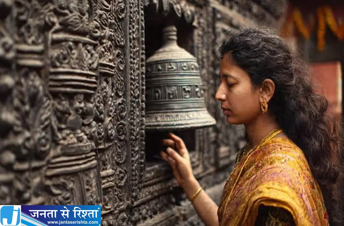 मंदिर की घंटी बजाने का रहस्य 1, 3 या 5 बार में क्या है शुभ संकेत मंदिर की घंटी बजाने का रहस्य 1, 3 या 5 बार में क्या है शुभ संकेत