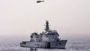आंध्र प्रदेश: 7 मछुआरे लापता, नौसेना और तटरक्षक बल ने संभाला मोर्चा आंध्र प्रदेश: 7 मछुआरे लापता, नौसेना और तटरक्षक बल ने संभाला मोर्चा