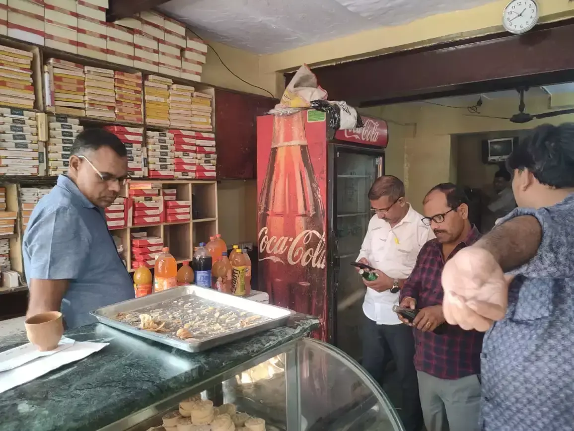 Jaipur: मिलावटखोरों पर सख्ती, त्योहारों से पहले 893 किलो संदिग्ध खाद्य सामग्री नष्ट Jaipur: मिलावटखोरों पर सख्ती, त्योहारों से पहले 893 किलो संदिग्ध खाद्य सामग्री नष्ट