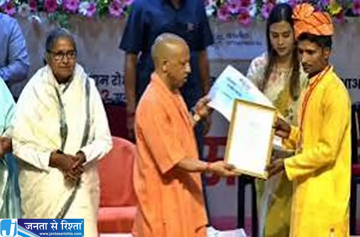 UP संस्कृत बोर्ड टॉपर पर गिरी गाज योगी से मिला सम्मान भी होगा वापस UP संस्कृत बोर्ड टॉपर पर गिरी गाज योगी से मिला सम्मान भी होगा वापस