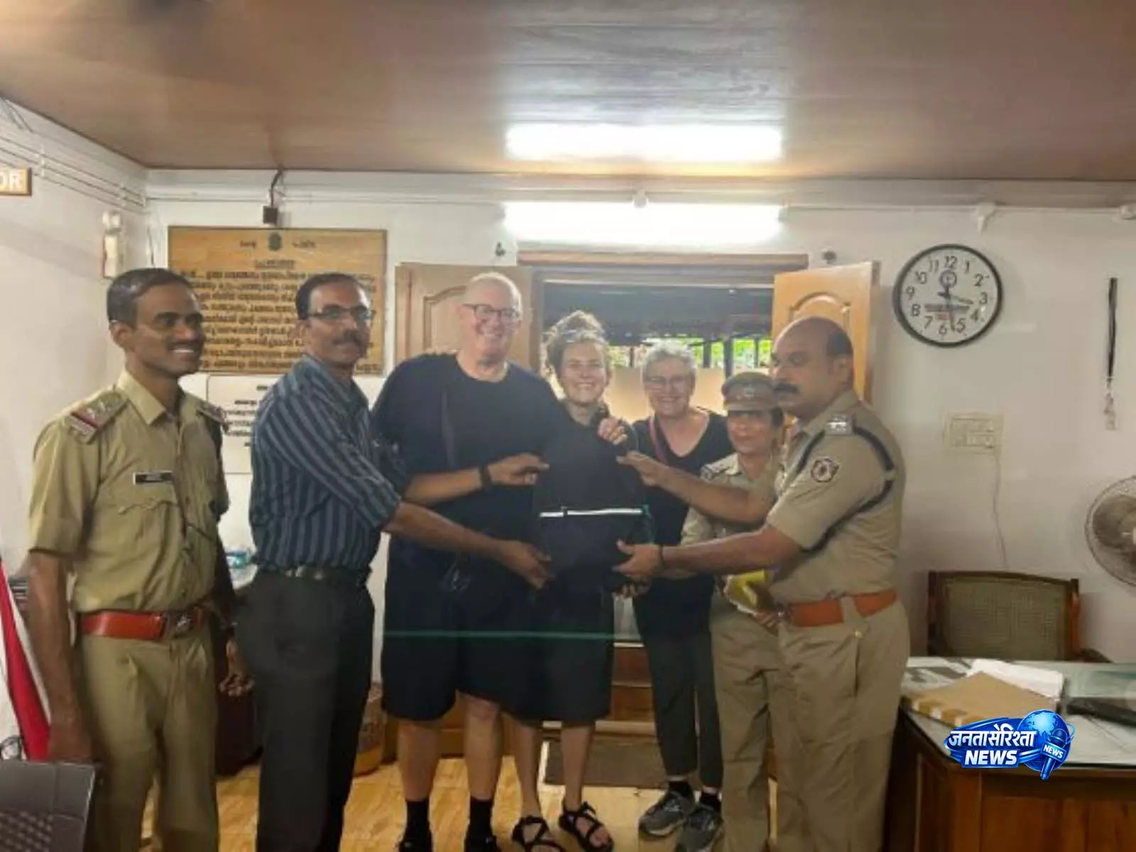 केरल में खोया बैग मिलने पर अमेरिकी पर्यटकों ने की तारीफ केरल में खोया बैग मिलने पर अमेरिकी पर्यटकों ने की तारीफ