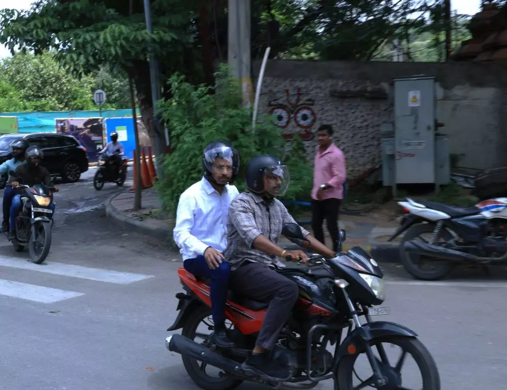 सज्जनार ने बाइक पर KBR पार्क के ट्रैफ़िक का निरीक्षण किया सज्जनार ने बाइक पर KBR पार्क के ट्रैफ़िक का निरीक्षण किया