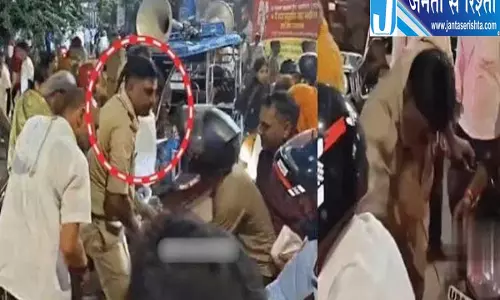मथुरा में पुलिसकर्मी की मनमानी बाइक का टायर पंचर करने पर निलंबित