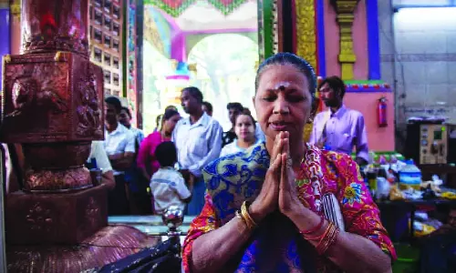अपनी जड़ों और असली ठिकाने को भूल जाना बेहद दुखद अनुभव हो सकता