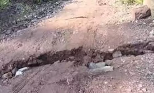 Jammu: जम्मू में भारी बारिश के बीच जमीन धंसने की घटना, खेड़ी गांव प्रभावित Jammu: जम्मू में भारी बारिश के बीच जमीन धंसने की घटना, खेड़ी गांव प्रभावित