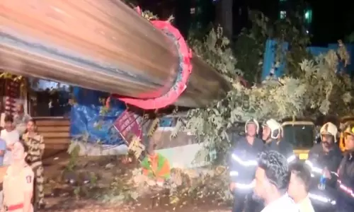 मुंबई के Kurla में घर पर गिरा विशाल क्रेन, कई घायल मुंबई के Kurla में घर पर गिरा विशाल क्रेन, कई घायल
