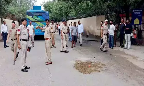 दिल्ली में वीजा ओवरस्टे पर दो नाइजीरियाई नागरिक पकड़े गए दिल्ली में वीजा ओवरस्टे पर दो नाइजीरियाई नागरिक पकड़े गए