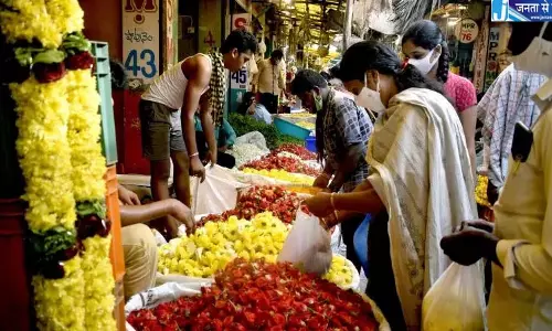 Andhra: विशाखापत्तनम में श्रावण मास की पूजा के कारण फूल और फलों की कीमतें बढ़ीं