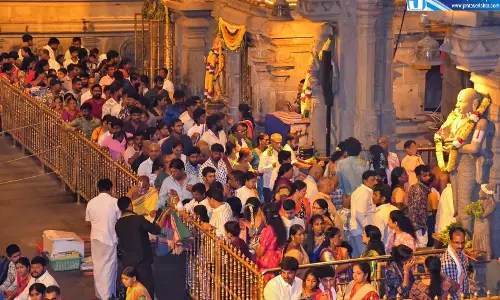Andhra: श्रावण मास के दौरान वैष्णव मंदिरों में श्रद्धालुओं की भीड़ उमड़ी Andhra: श्रावण मास के दौरान वैष्णव मंदिरों में श्रद्धालुओं की भीड़ उमड़ी