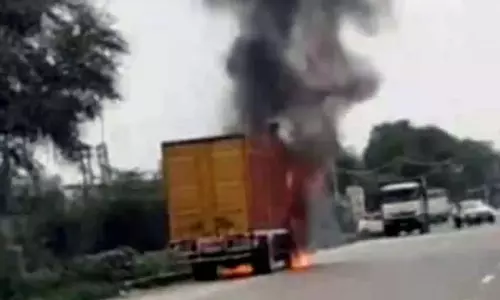 Gurugram: दो ट्रकों को आग ने चपेट में लिया, गुरुग्राम में लाखों का नुकसान Gurugram: दो ट्रकों को आग ने चपेट में लिया, गुरुग्राम में लाखों का नुकसान