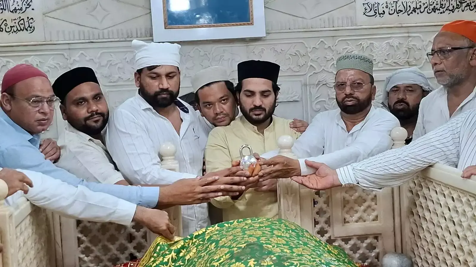 Haridwar: साबिर पाक दरगाह पहुंची अंजुमन गुलामाने सोसायटी, चादरपोशी कर मांगी दुआ Haridwar: साबिर पाक दरगाह पहुंची अंजुमन गुलामाने सोसायटी, चादरपोशी कर मांगी दुआ