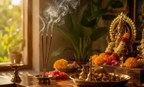 घर के मंदिर में कितनी अगरबत्ती जलानी चाहिए जानें शुभ नियम घर के मंदिर में कितनी अगरबत्ती जलानी चाहिए जानें शुभ नियम