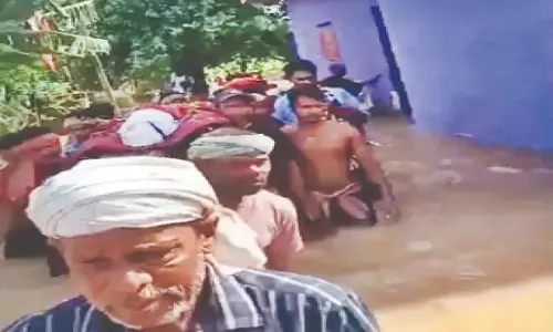 ओडिशा में बाढ़ की भयावह तस्वीर: 18 घंटे छत पर पड़ा रहा बुजुर्ग का शव