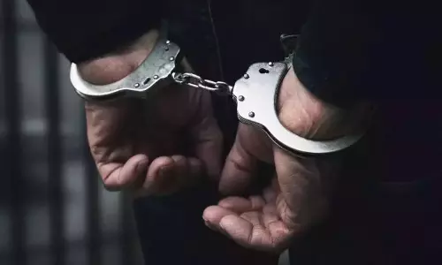 Telangana: ACB ने 30,000 रुपये की रिश्वत लेते हुए SI को गिरफ़्तार किया Telangana: ACB ने 30,000 रुपये की रिश्वत लेते हुए SI को गिरफ़्तार किया