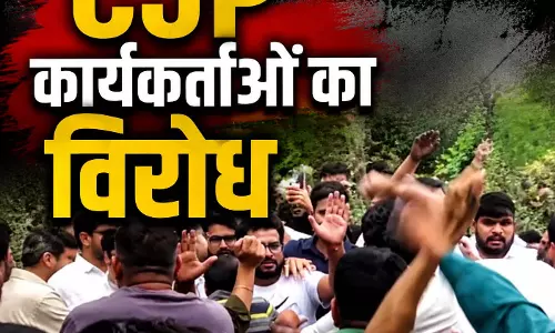 कॉकरोचों की पिटाई, जबरदस्त हंगामा हुआ